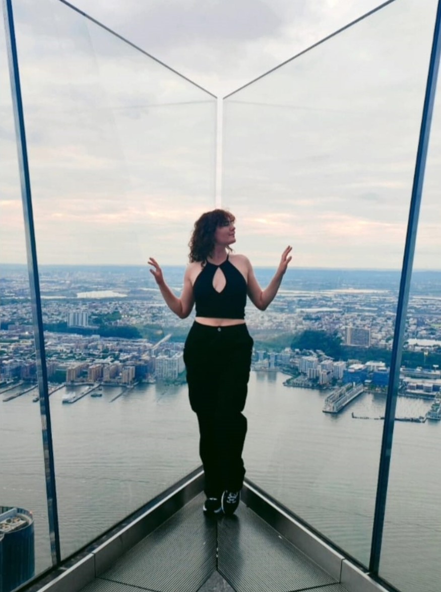 Ilaria in viaggio davanti a una vista panoramica